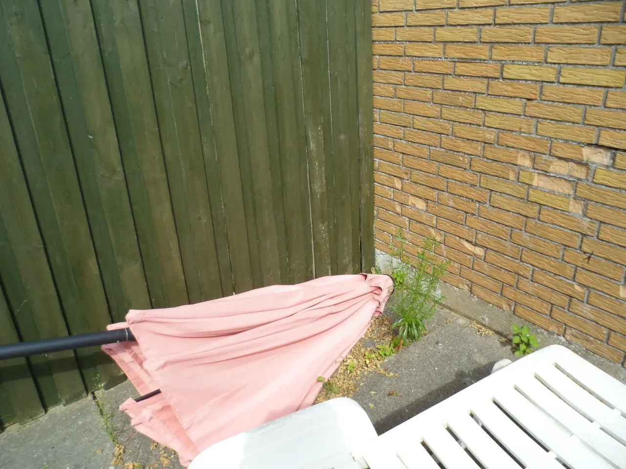 Billede 1 - Parasol, lyserød fået lidt sol. 2x2 m   Hvide Sand