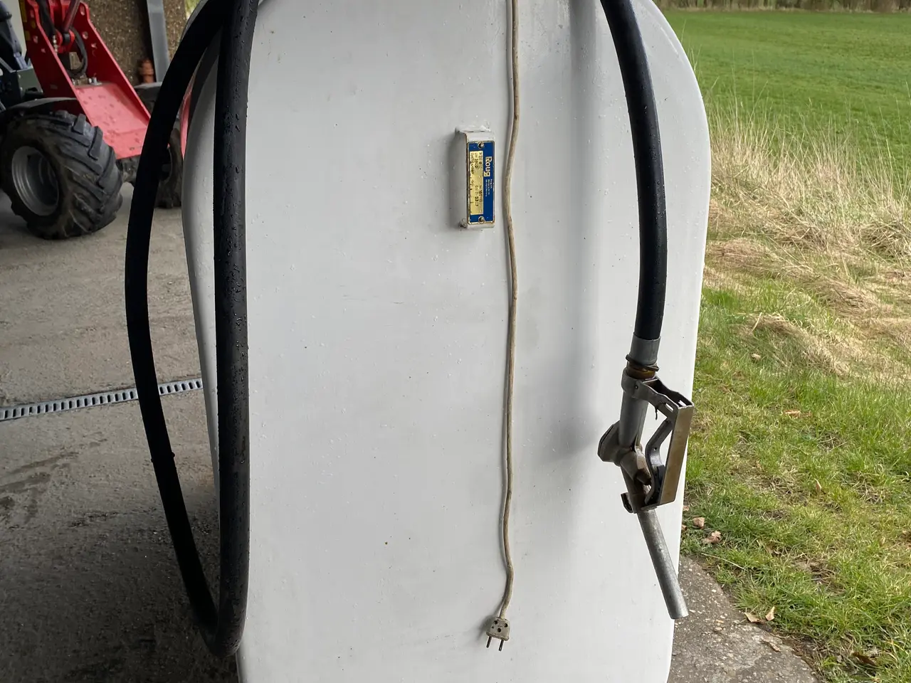 Billede 1 - Roug 1800 liters Olietank. med El pumpe