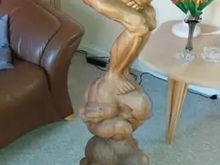 Grædende Buddha. "3 mand høj". Højden er 101 cm.