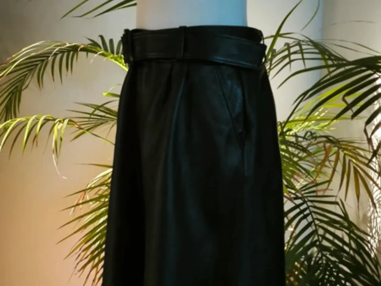 Billede 15 - Sort læder nederdel Massimo Dutti str M