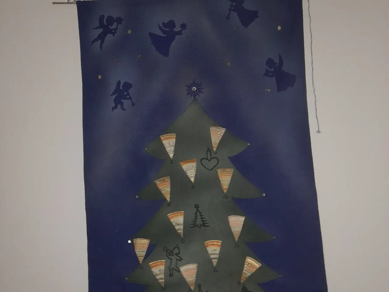 Billede 2 - Julekalender i stof, Juletræ med kræmmerhus