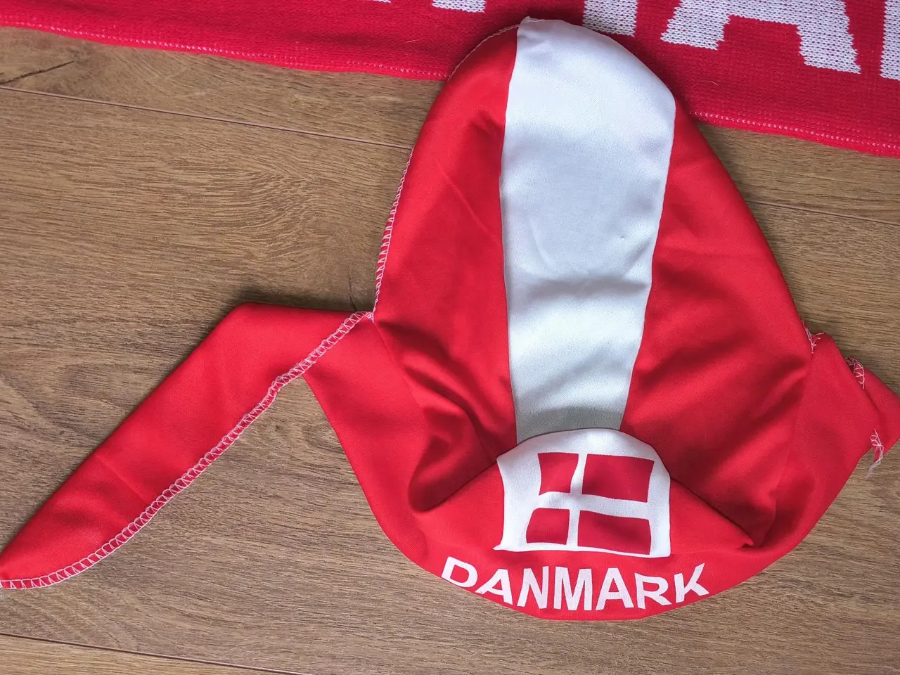 Billede 3 - NYT DANMARK SÆT, HALSTØRKLÆDE OG BANDANA