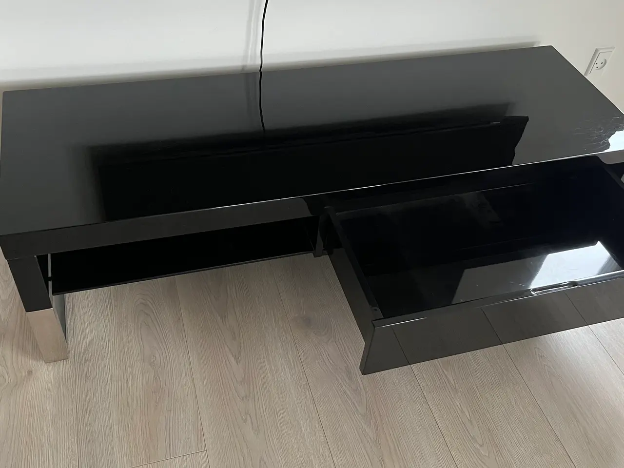 Billede 2 - Sort, blanklakeret TV-bord