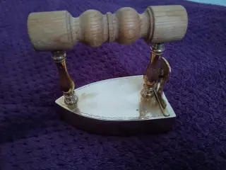 Gammel messing strygejern fra 1807