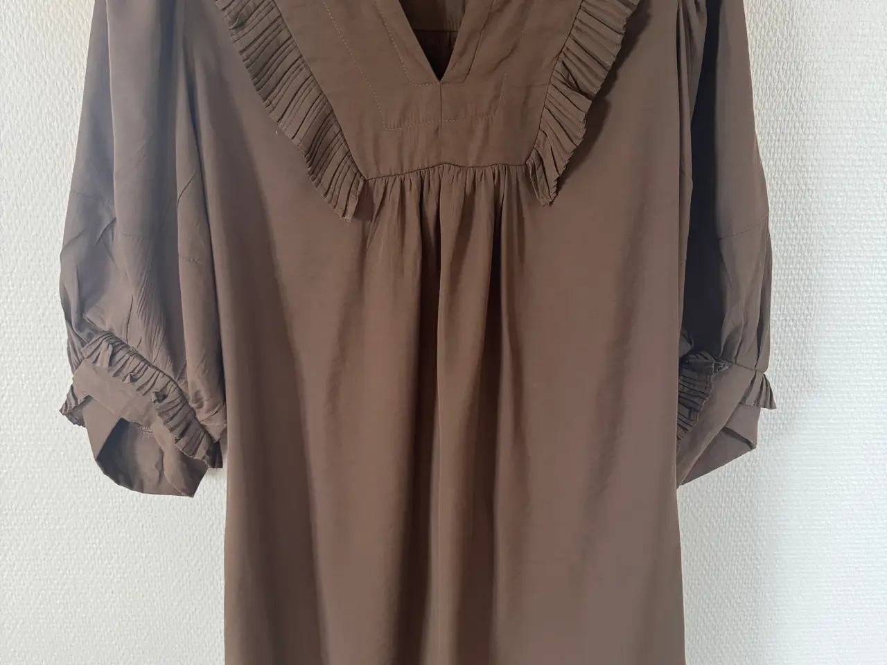 Billede 1 - Flot Gossia kjole med mange detaljer, brun, str. M