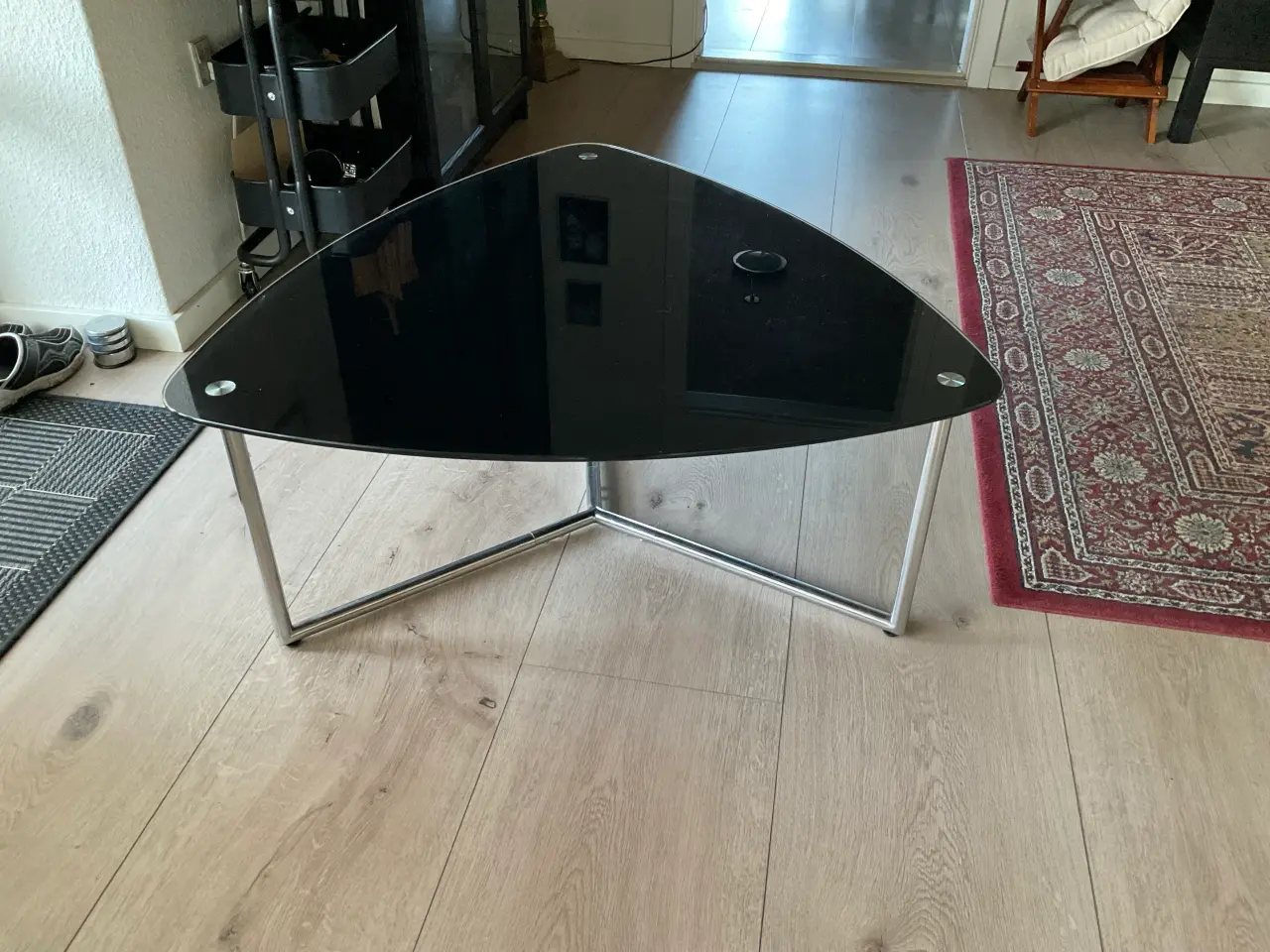 Billede 2 - Sofabord, trekantet glasplade på stålstel.