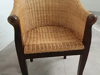 Flet stole i mørk træ
