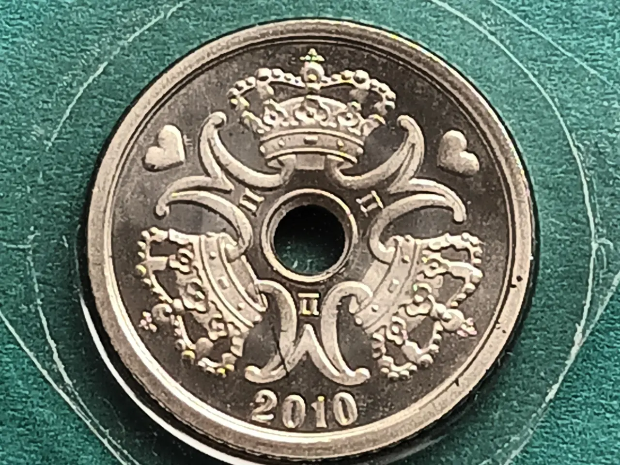 Billede 1 - 1 Kr 2010 u cirkuleret taget fra Kgl Møntsæt.
