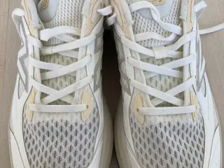 Nye New Balance sneakers sælges. 
