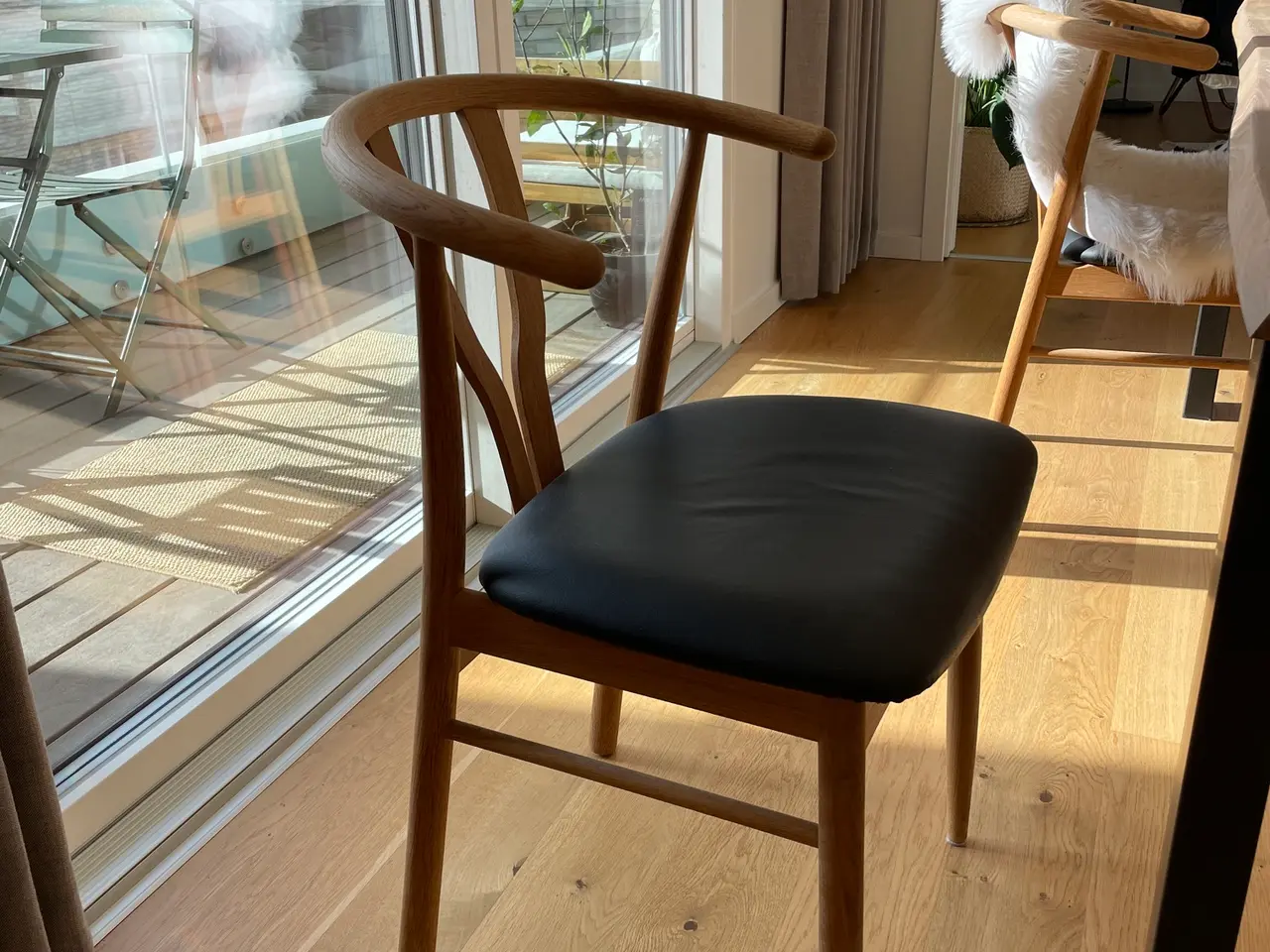 Billede 5 - Plankebord med 6 tilhørende træstole sælges