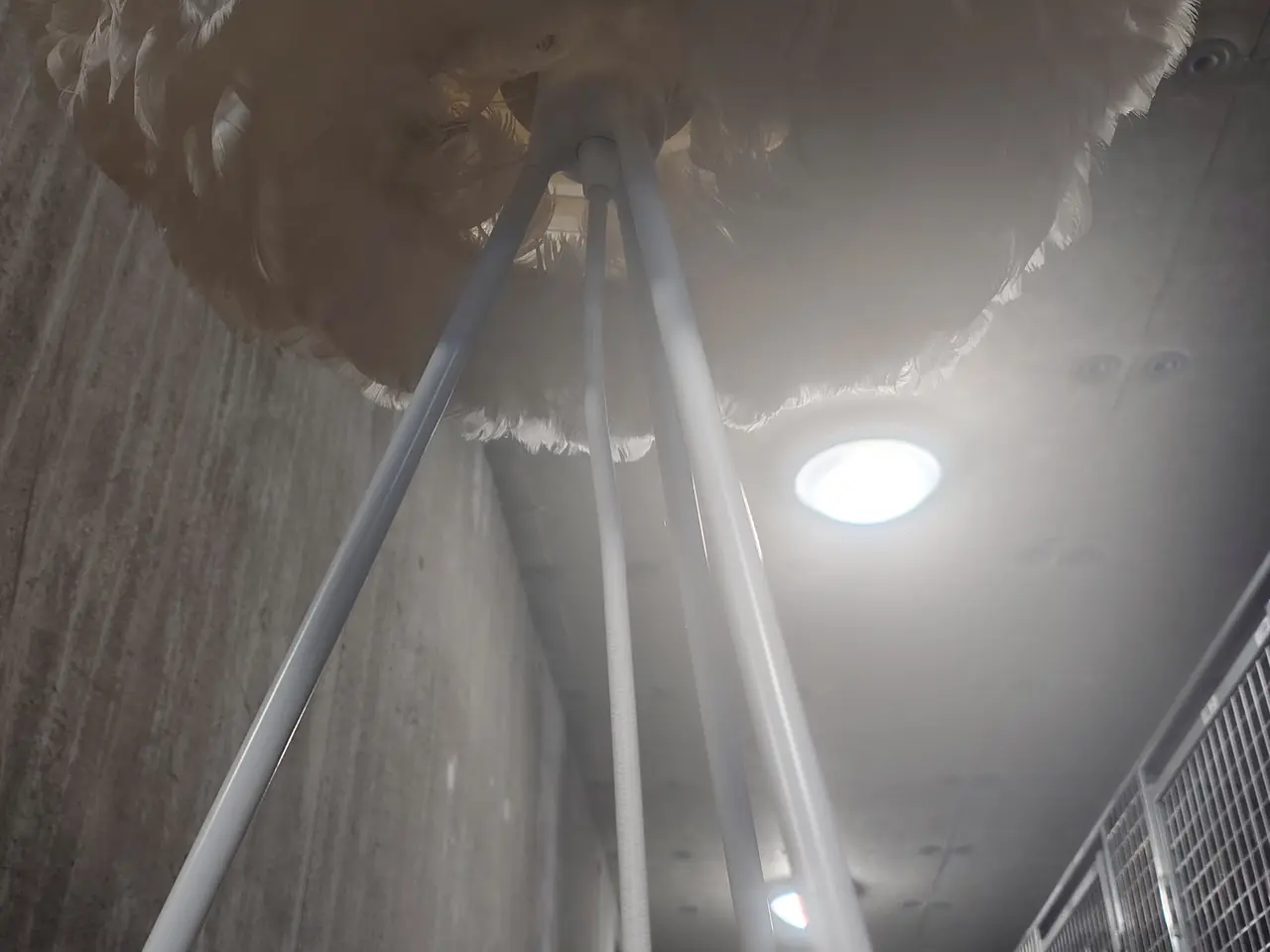 Billede 4 - Stor fjerlampe i kunstfjer – hvid og elegant