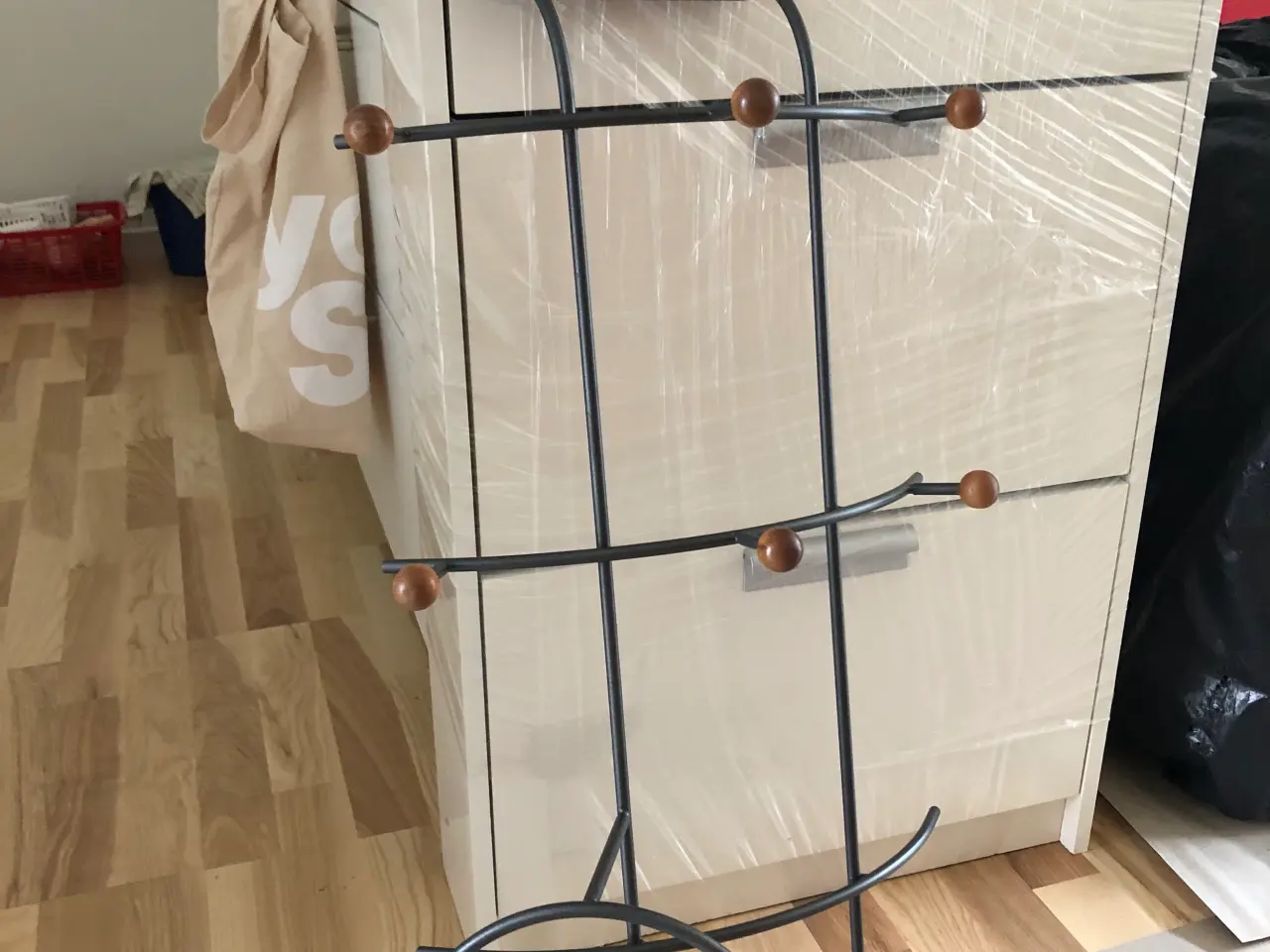 Billede 3 - Garderobestativ sort med 4 bøjler