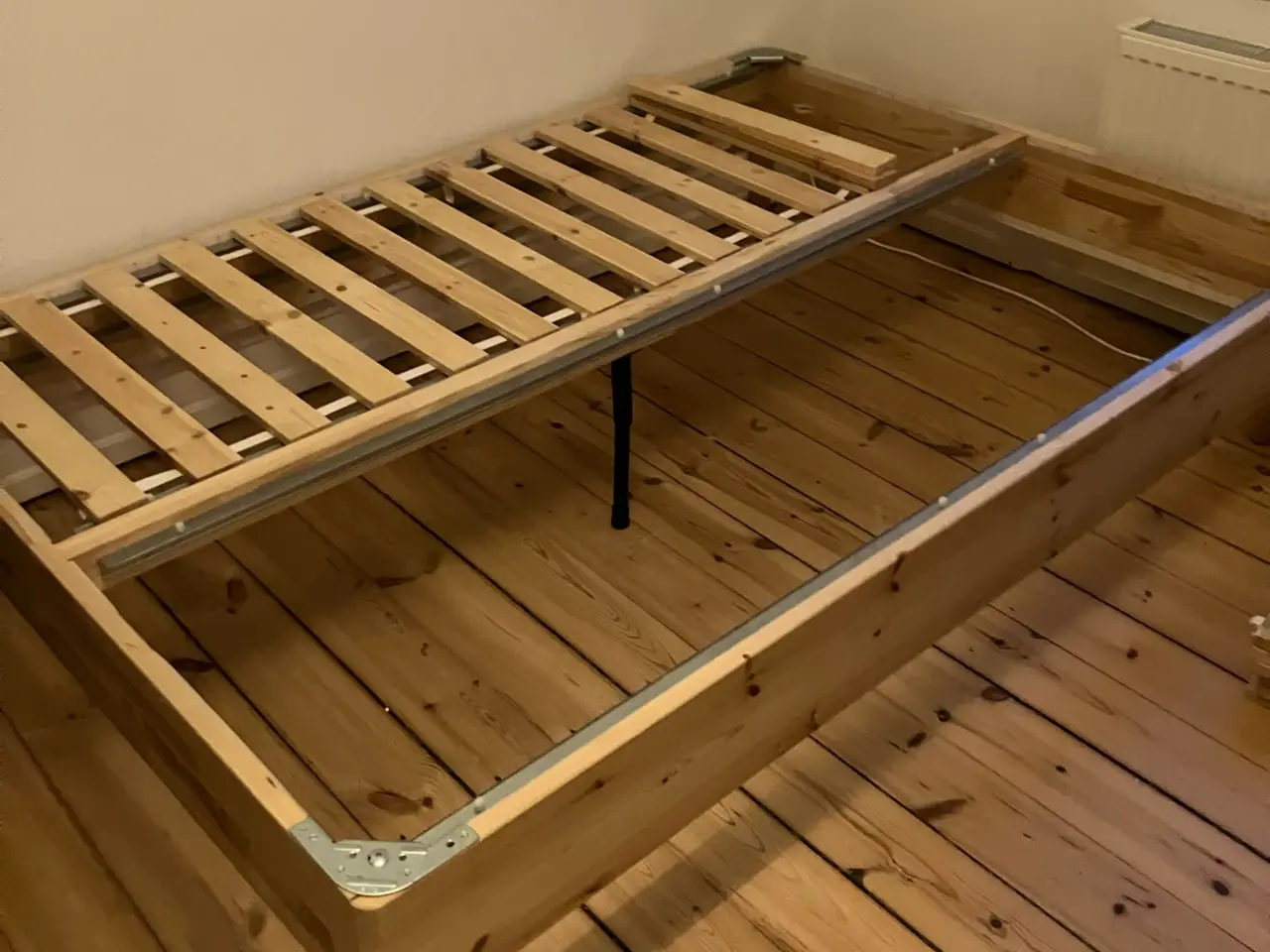 Billede 4 - Sengestel i træ fra Ikea