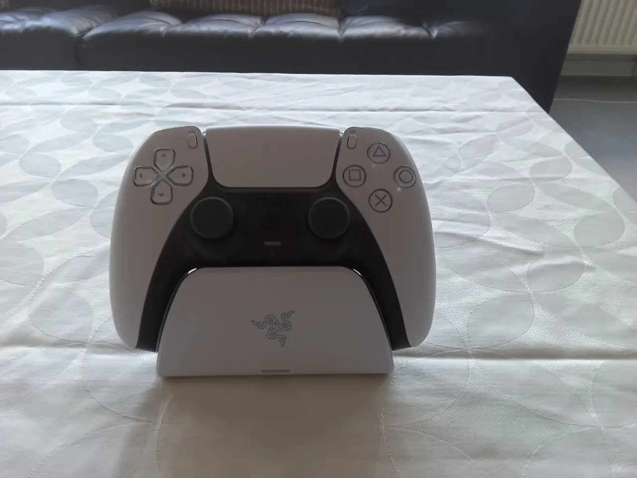 Billede 3 - Ps5 med kontroller plus portal 1tb + 2tb ekstra