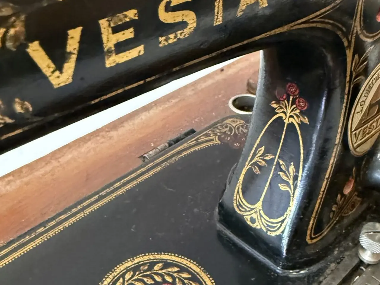 Billede 2 - Antik Vesta-B håndsymaskine i kuffert m. nøgle