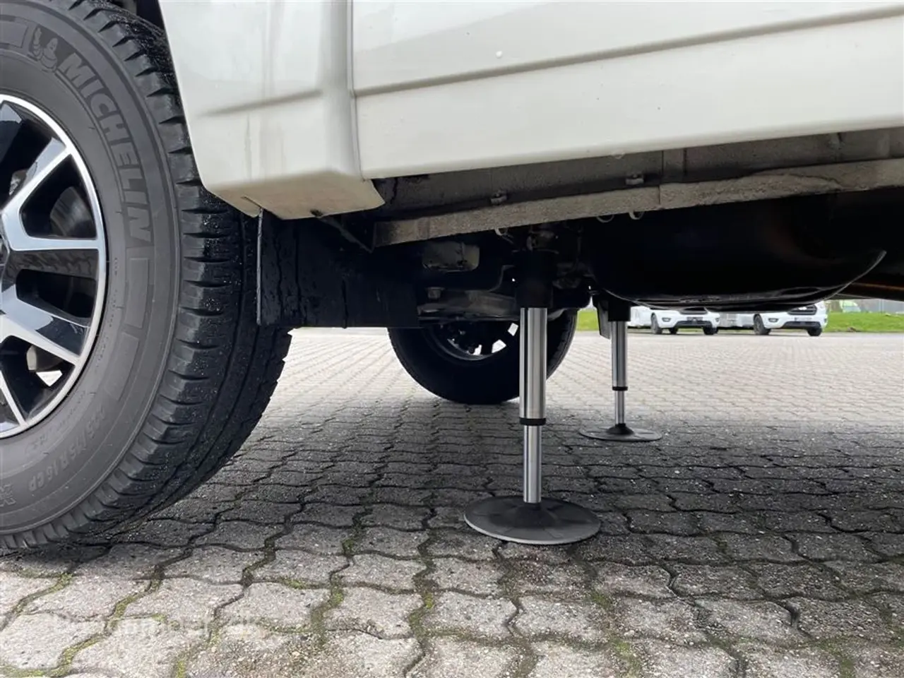 Billede 5 - 2018 - Carthago compactline 144 LE   Kommissionsbil. Automatgear - 150 hk, Enkeltsenge, solceller, inverter, hydrauliske selvnivilerende støttefødder