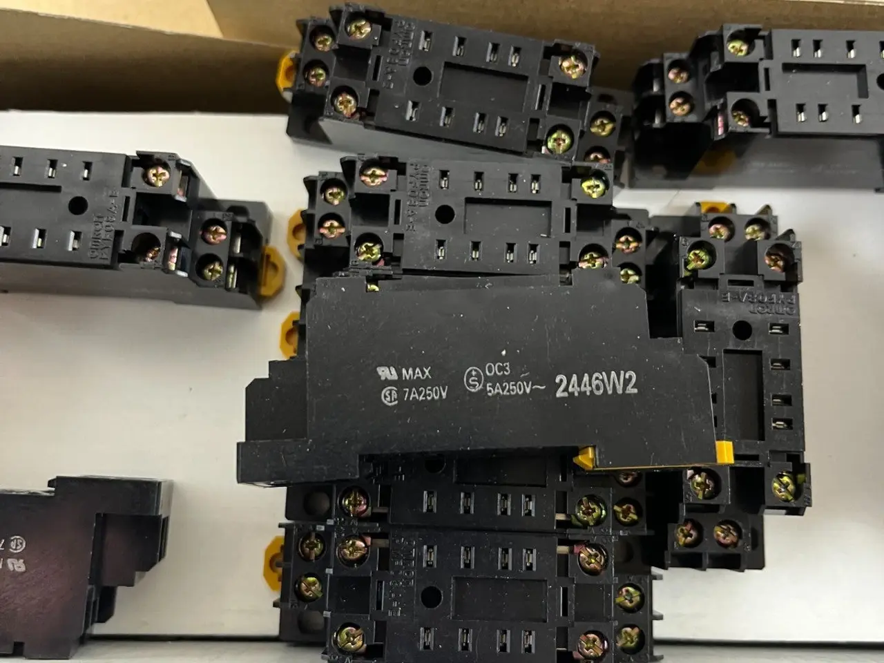 Billede 10 - Omron PYF08A-E relæ Socket 8 Pin DIN Rail 40+ stk.