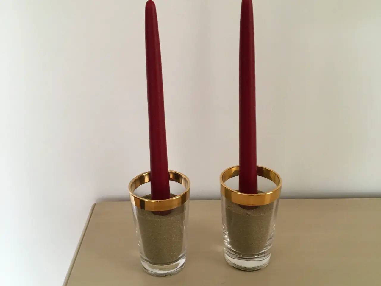 Billede 5 - 2 glas lysestager med gyldent kant og sand i gylde