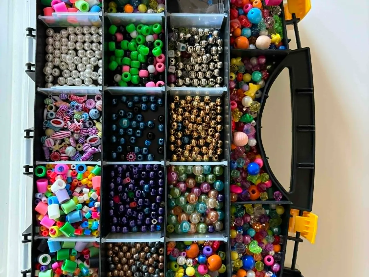 Billede 2 - Dobbeltsidet kuffert med perler/ smykkesten
