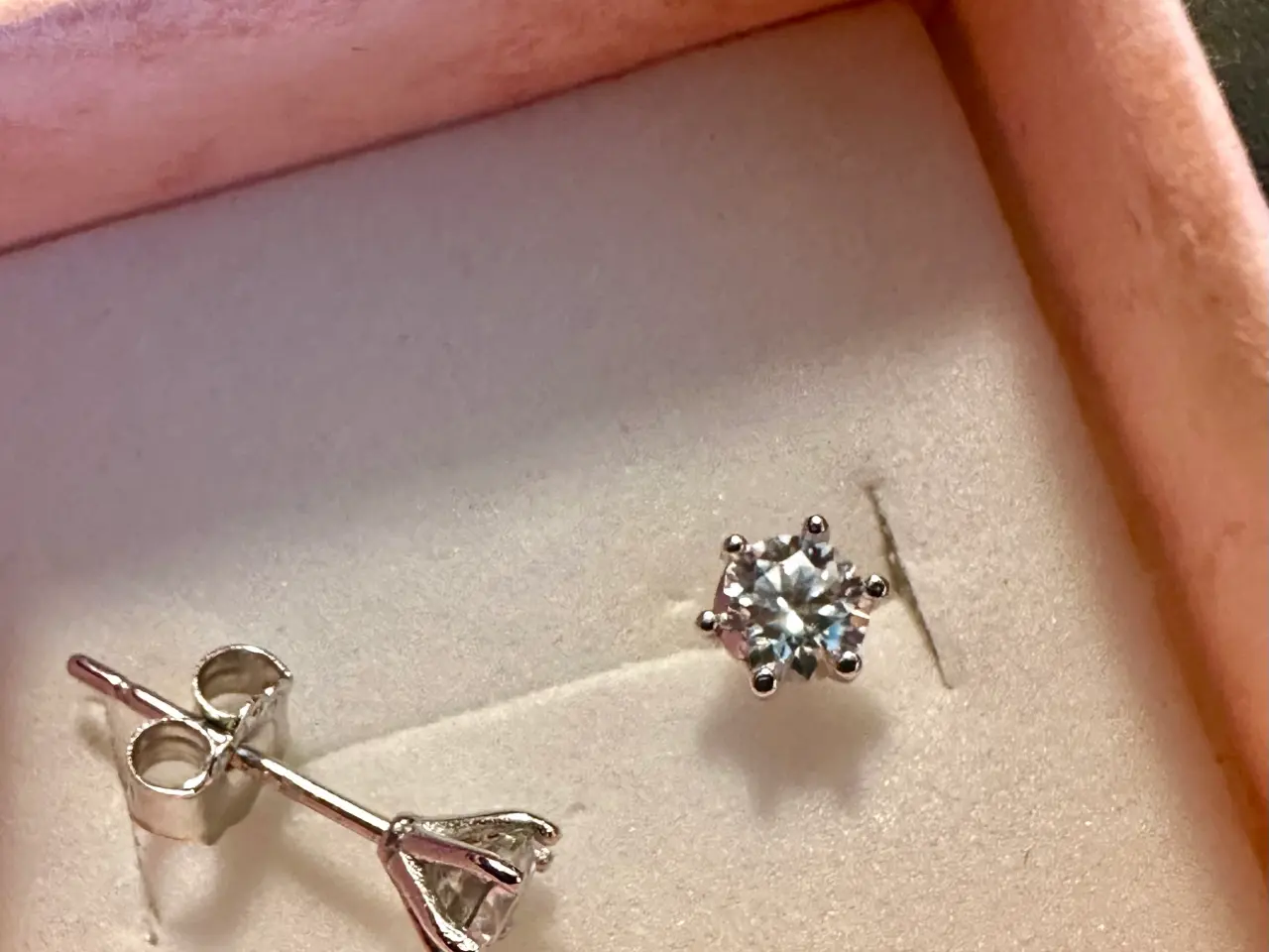 Billede 5 - Nye sølvørestikker med 0,3 k moissanite i hver.
