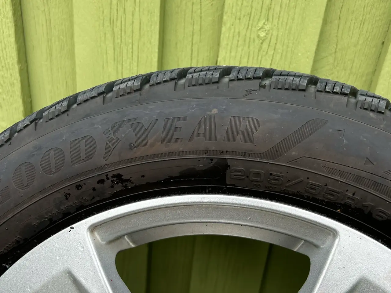 Billede 4 - 205/55R16 Goodyear vinterdæk på alufælge