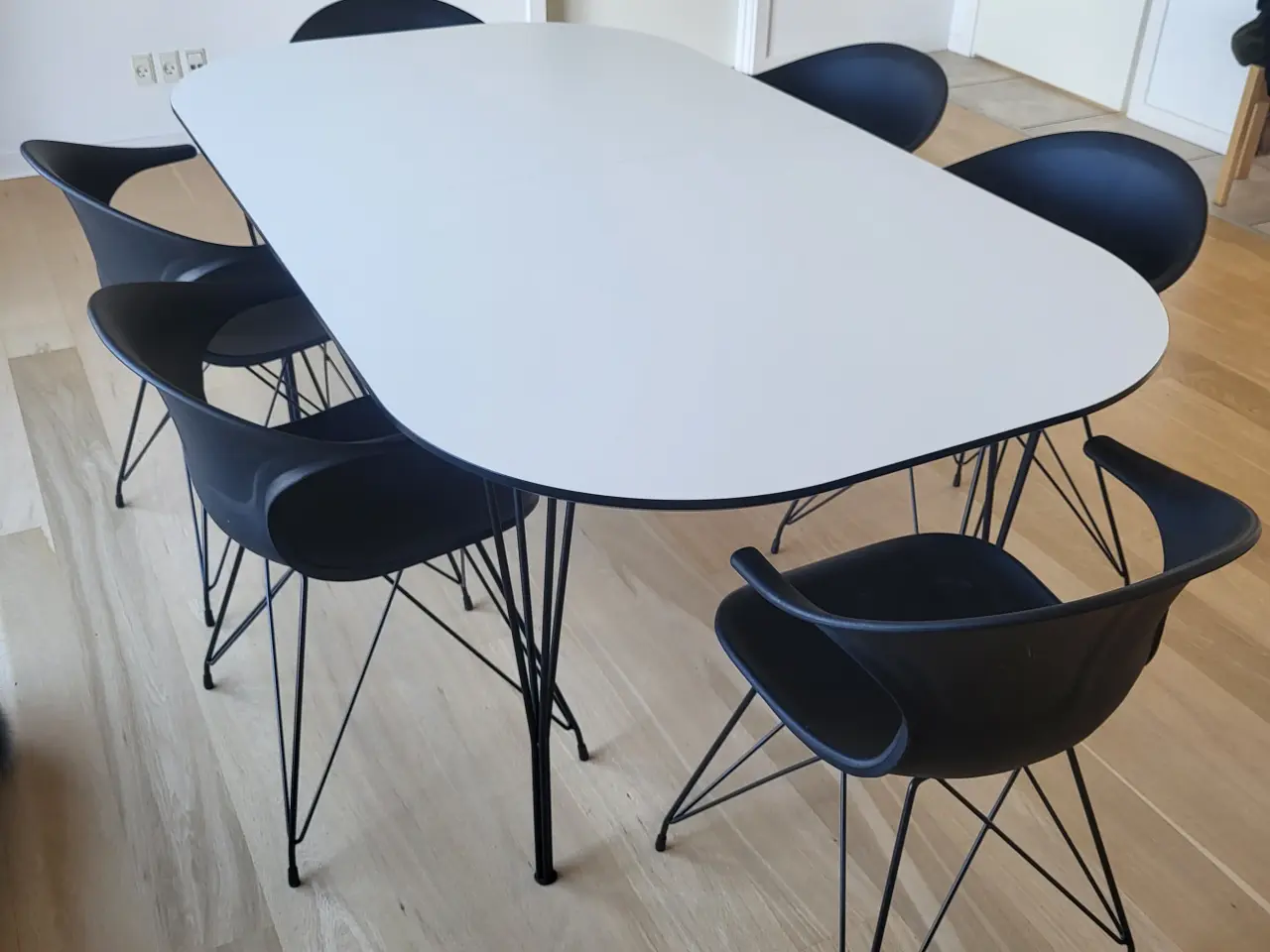 Billede 1 - Spisebord med stole