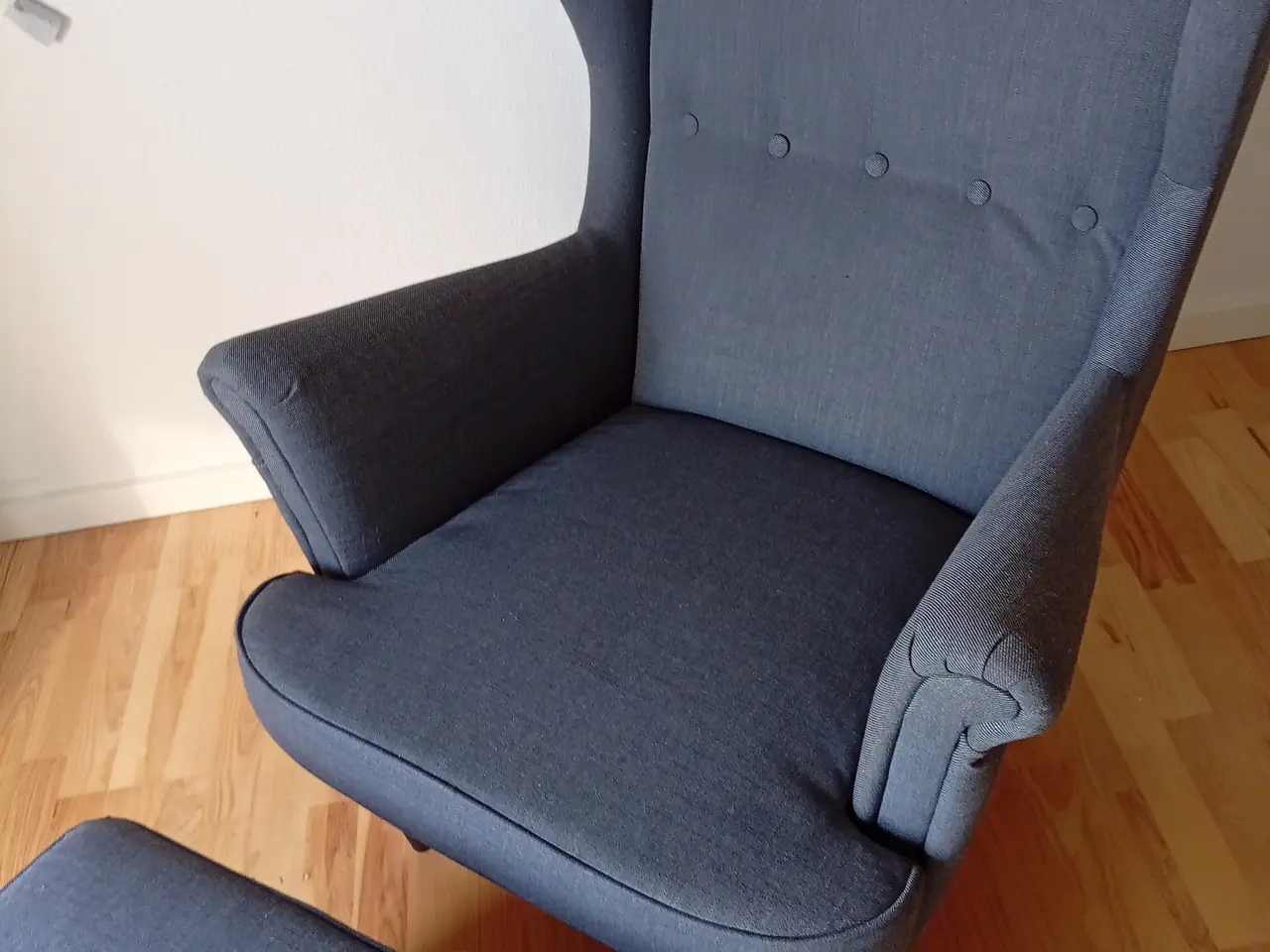 Billede 3 - Ikea, Strandmon øreklapstol med fodskammel