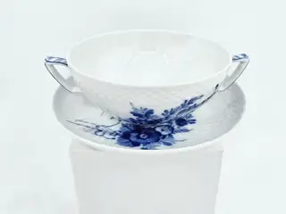 Blå Blomst Svejfet Bouillonkop nr. 10-1872. sortering 1