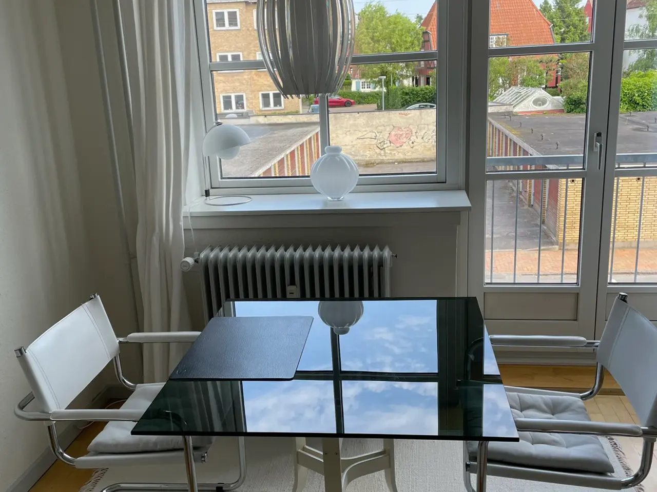 Billede 1 - Glasbord i røgfarvet glas med cremefarvet stel