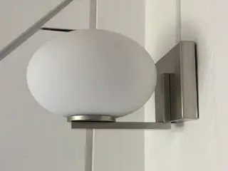2 stk. væglamper i metal med hvid glaskuppel