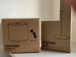 Pantone skrivebordslampe marineblå stor.