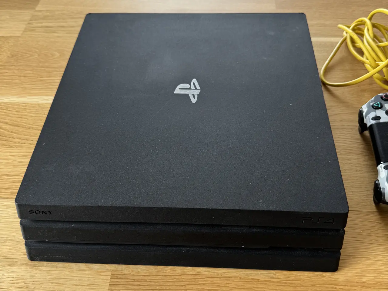 Billede 2 - Playstation 4 Pro inkl controller - klar til brug 