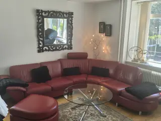 🛋️ Rød buet lædersofa m. puf, separat benstøtte o