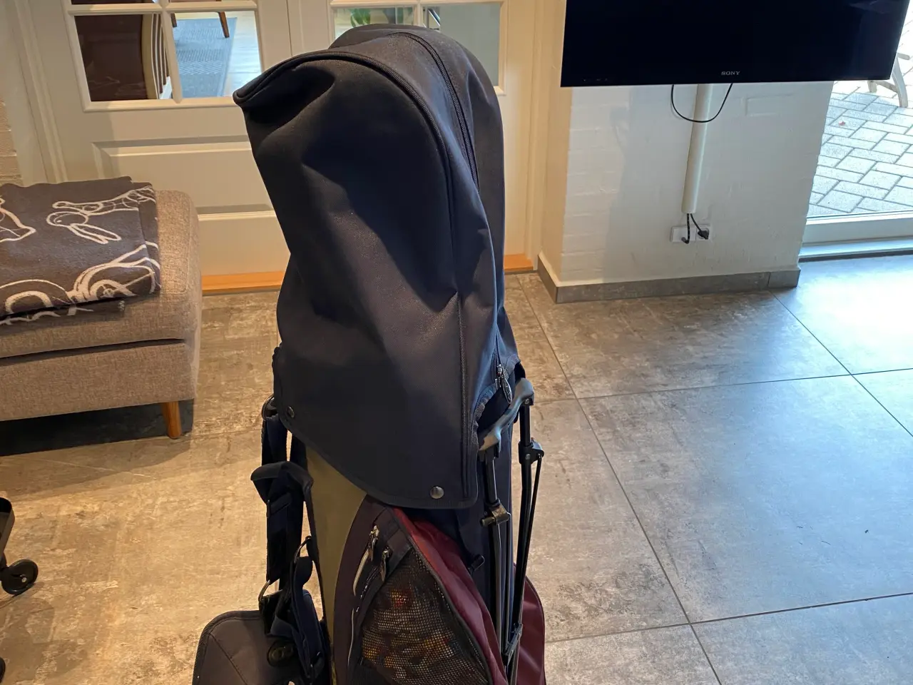 Billede 7 - Golfback med regnslag, tee og bolde m.v.