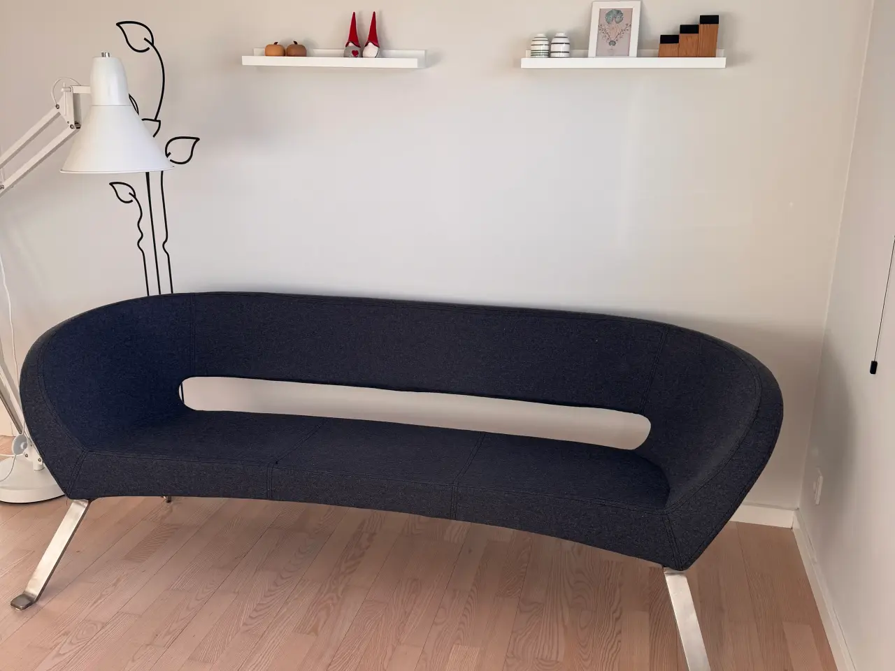 Billede 2 - Smart sofa i uld med stålben