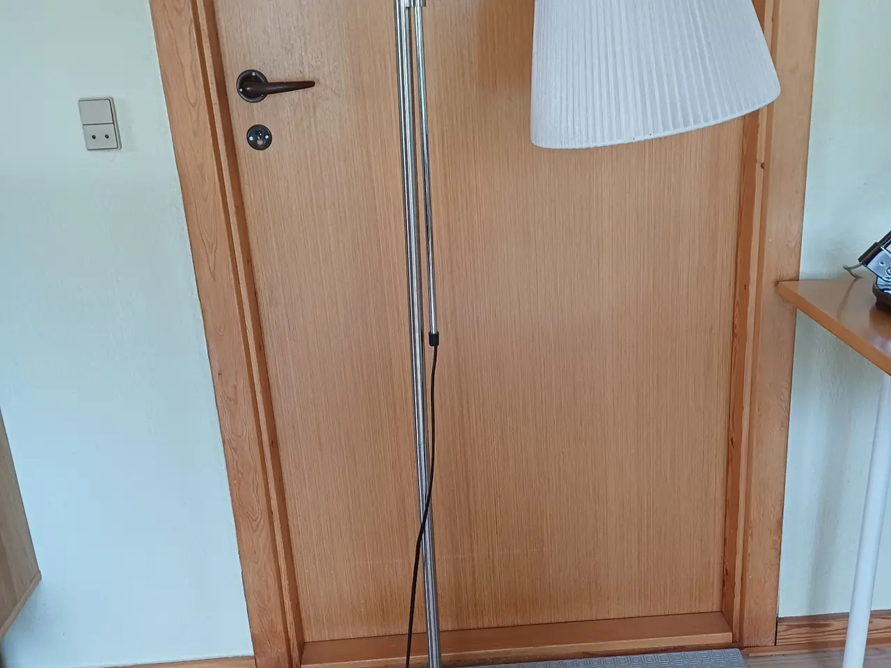 Billede 1 - Gulvlampe med hvid skærm og kromstativ E27