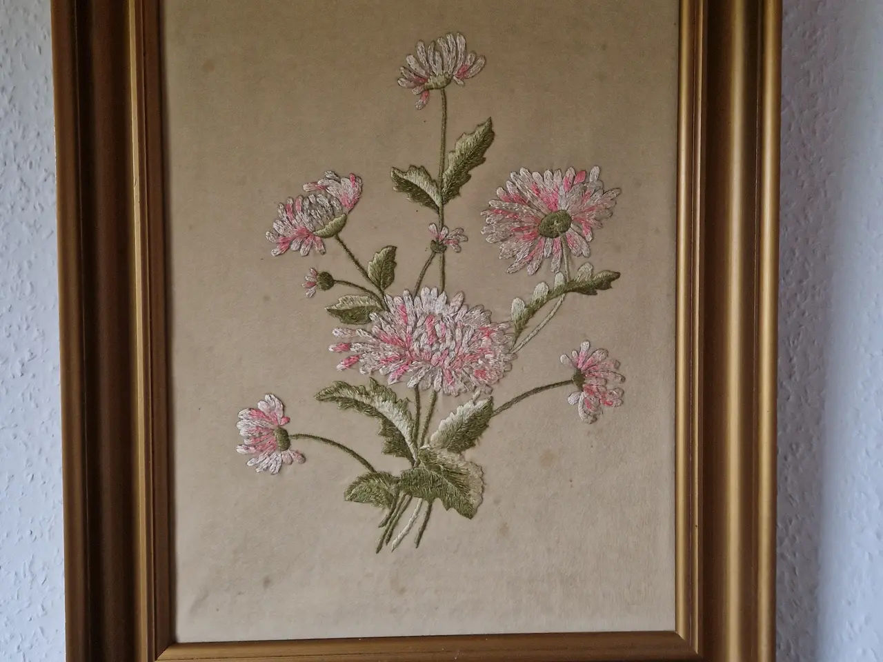 Billede 1 - Blomster billede i ramme kan hentes for 75 kr.