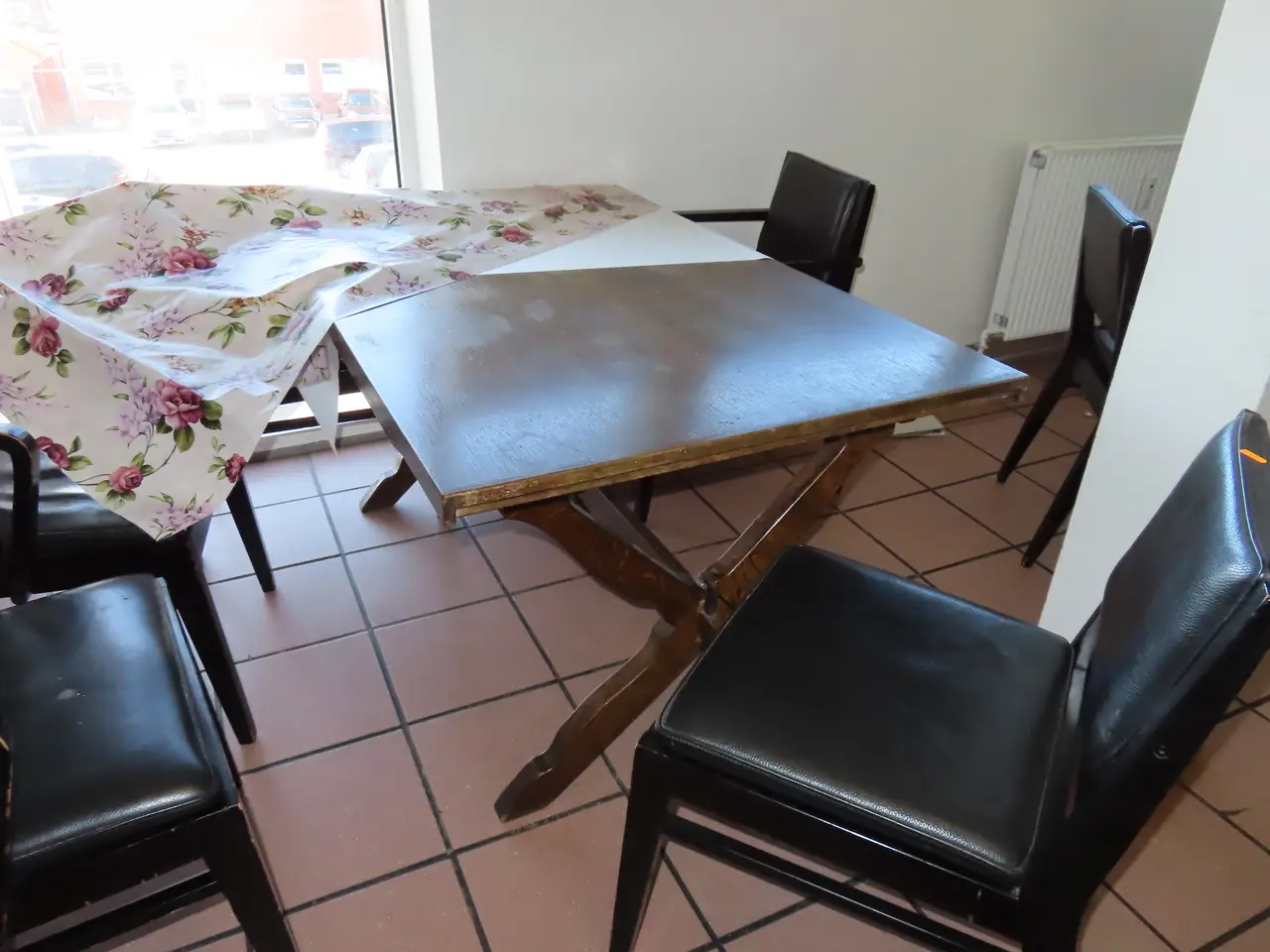 Billede 5 - Spisebord med 7 stk. Spisebordsstole