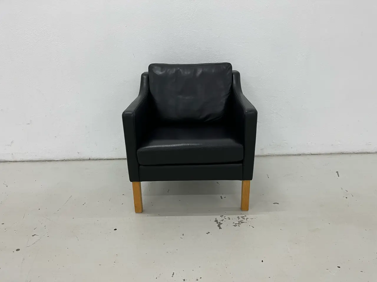 Billede 4 - Nielaus lounge stole i sort semi anilin læder.