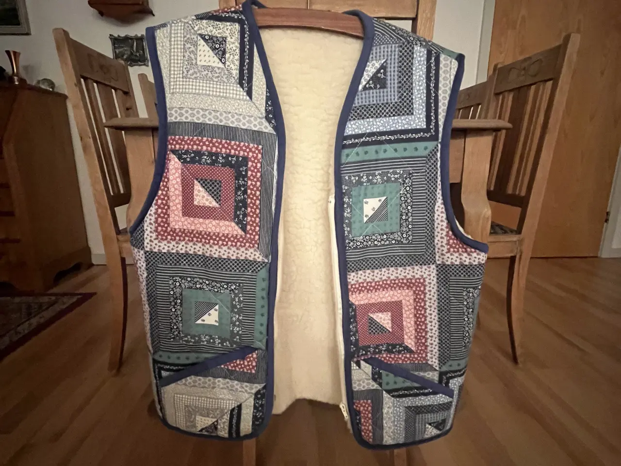 Billede 3 - Håndsyet vest fra sweitz