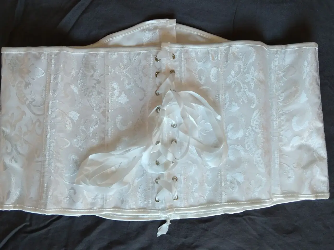 Billede 3 - Hvidt underbust korset, str. 46 - 48