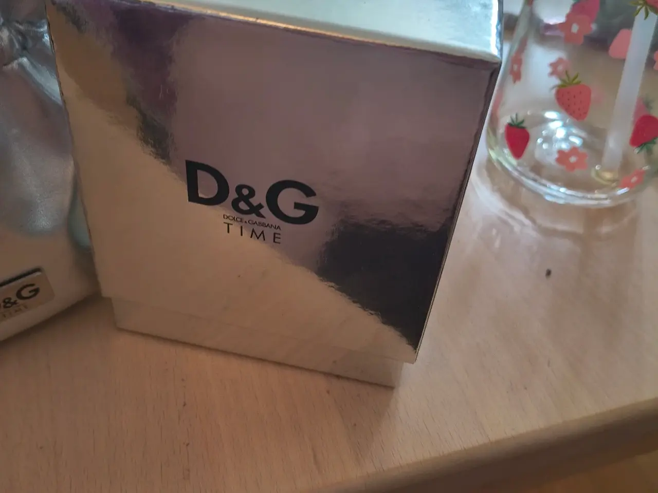 Billede 4 - Ældre D&G ur sælges.