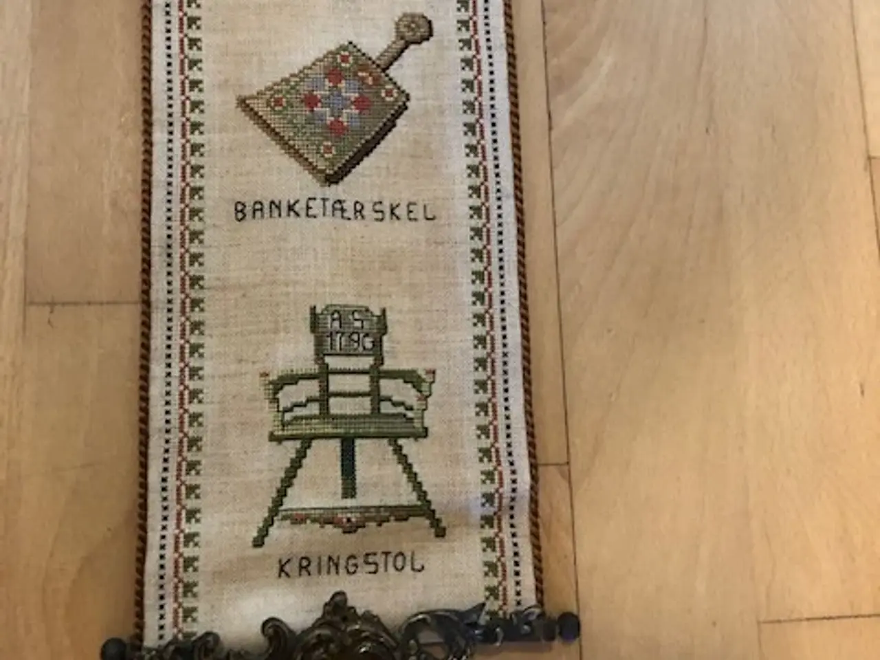 Billede 2 - Klokkestreng, håndbroderet, retro