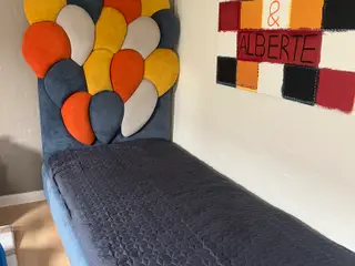 Fin børneseng med ballon gavl