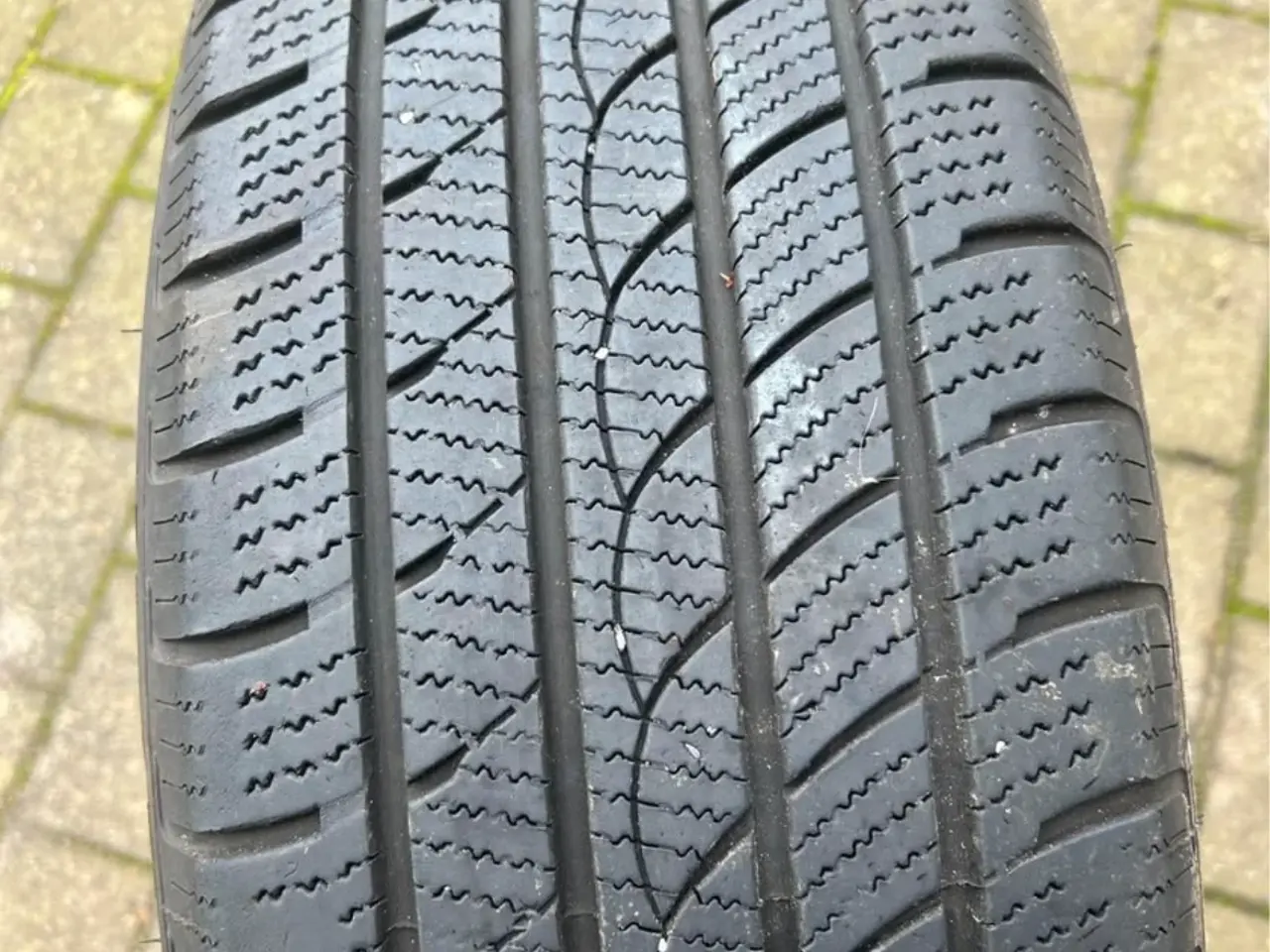 Billede 2 - Vinterdæk 235/60R18 sælges
