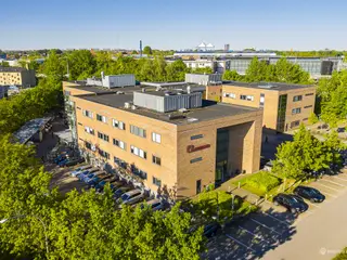 Moderne domicil med fleksible rammer i hjertet af Gentofte med 31 p-pladser i egen p-kælder og på terræn