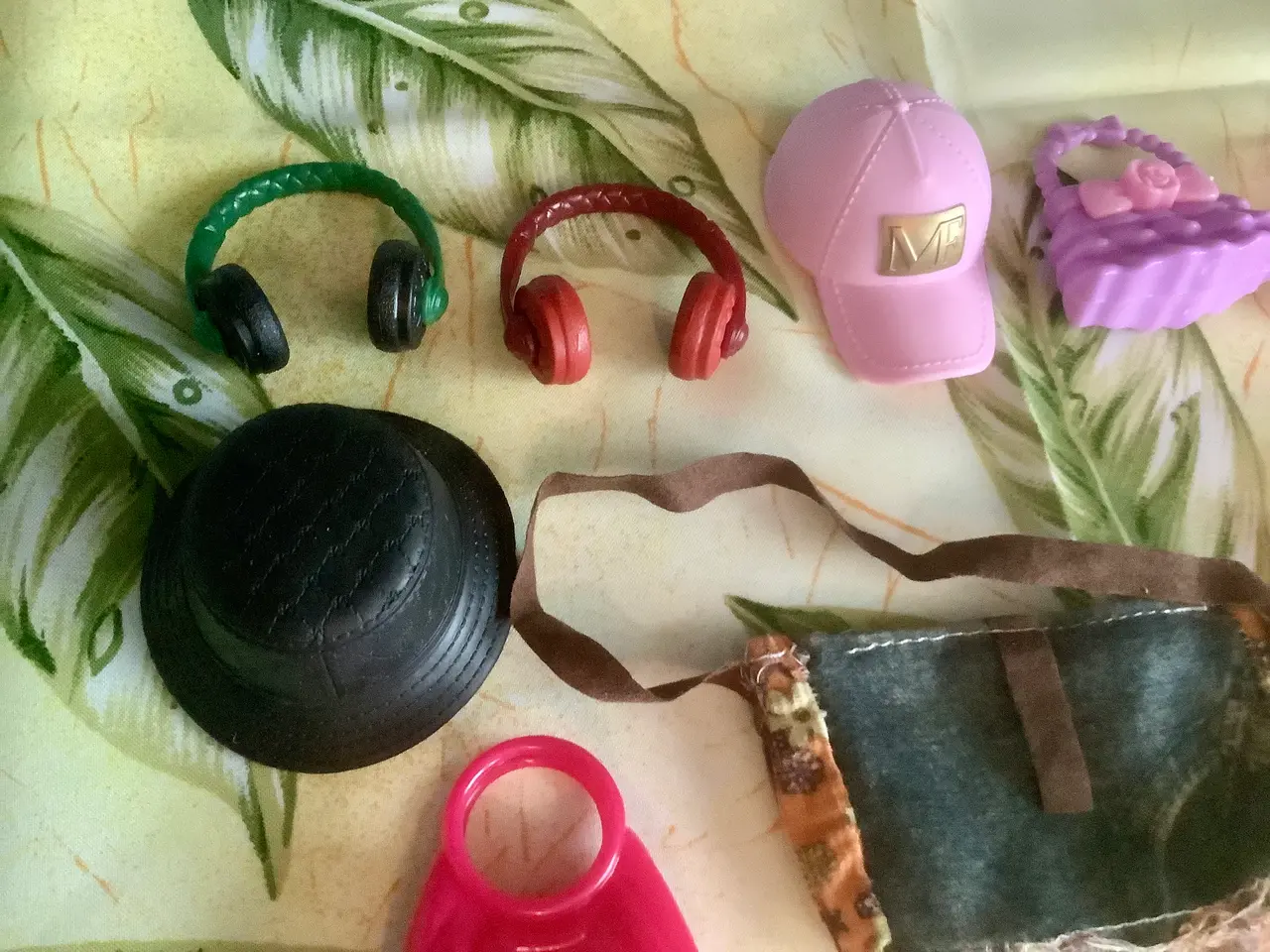 Billede 6 - Barbie med tøj og tasker m.m.