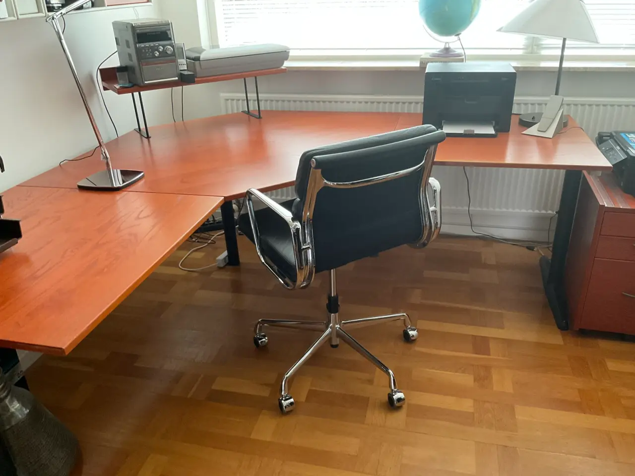 Billede 1 - Flot skrivebord til hjørneplacering. 