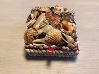 Lille smykkeskrin med muslingerskaller.