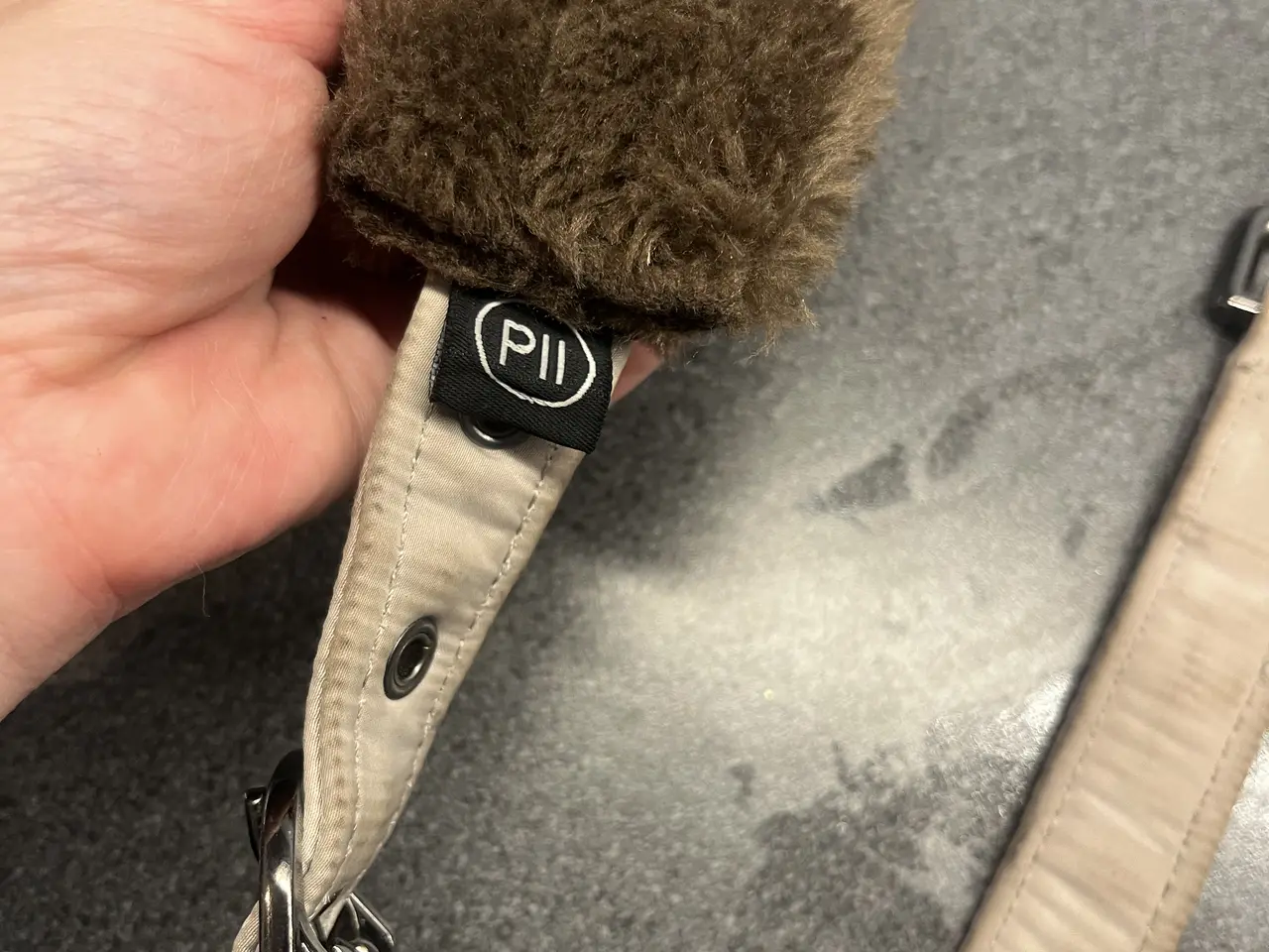 Billede 4 - To Eskadron grimer i beige – én med glitterdetalje